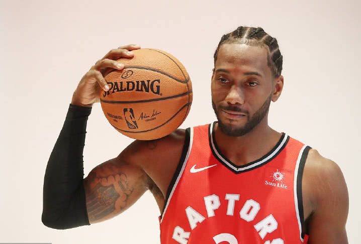 青训小将破门后被队友高高举起