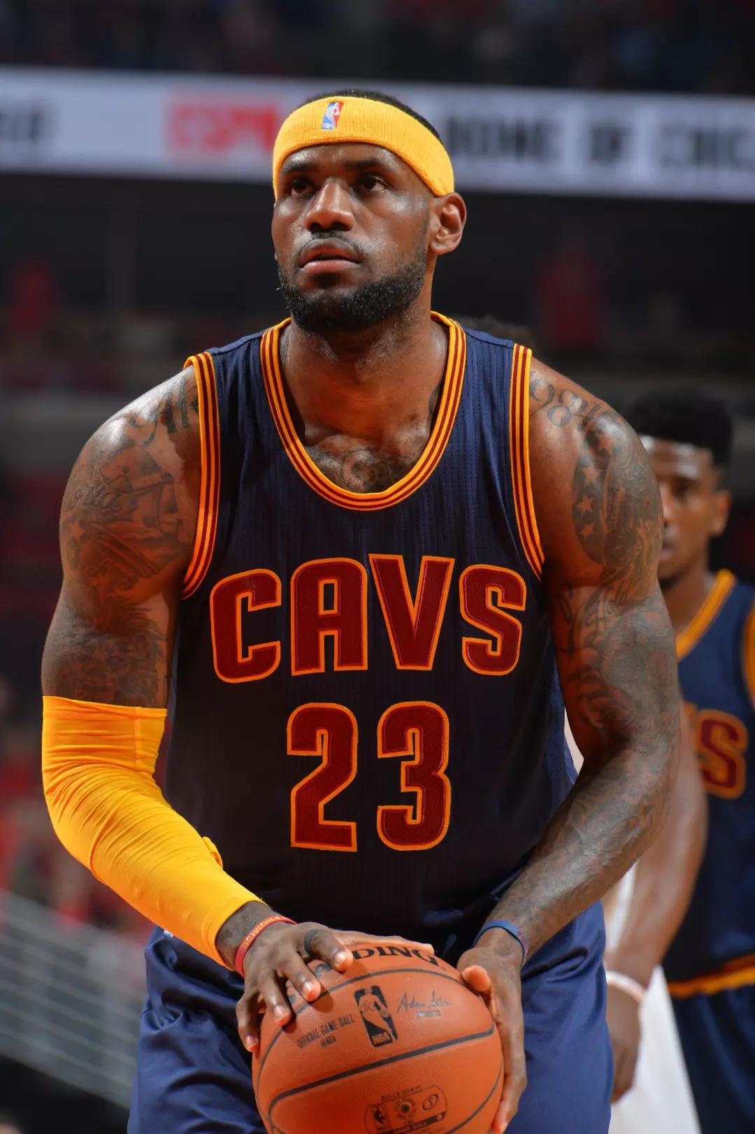 国安全队抵达北京，大兴机场内围满前来接机的国安球迷