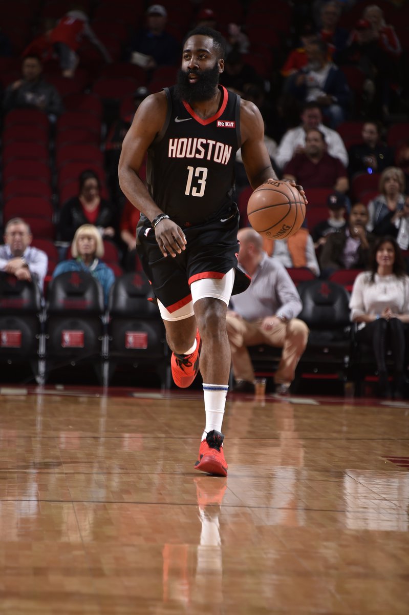 随着保罗在本赛季结束后退役，梦八仅剩下詹姆斯一人还未退役