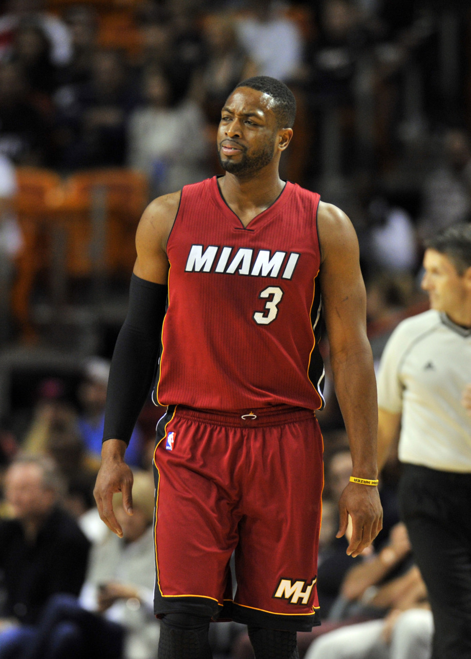 利物浦官网仅放萨拉赫抢圈训练图，未展示其与队友拥抱镜头