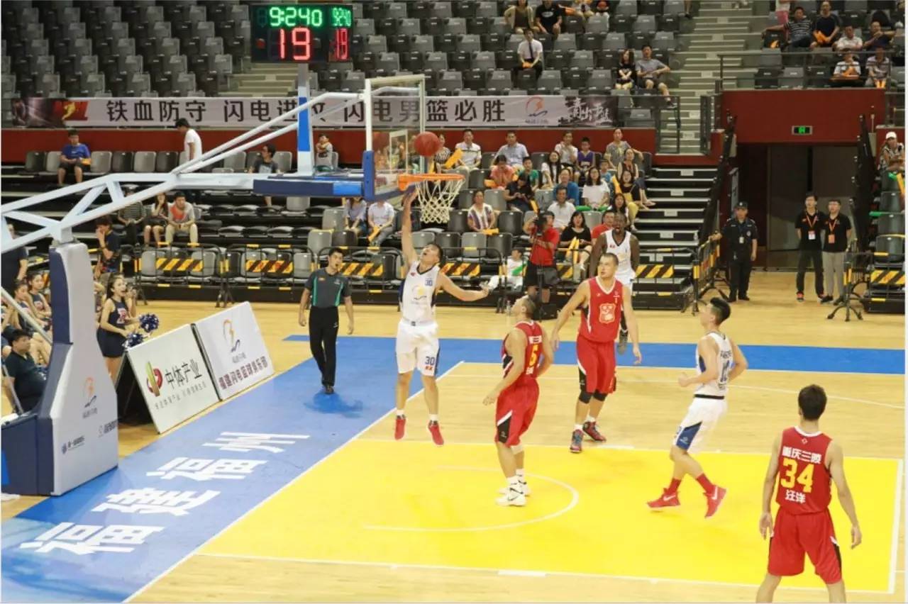 哈体院滑冰场现国家一级运动员亲授防摔技巧