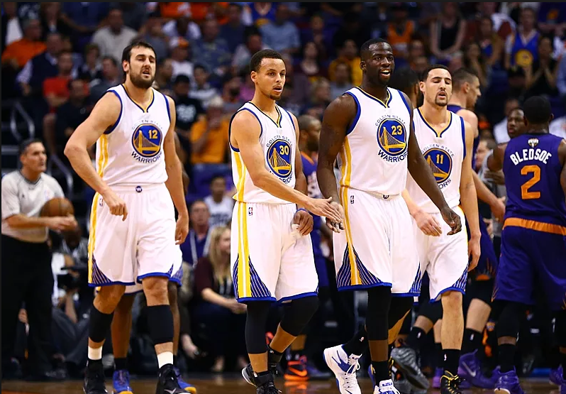 小伙高尔夫模拟器前打高尔夫，结果一杆打到消防喷淋头