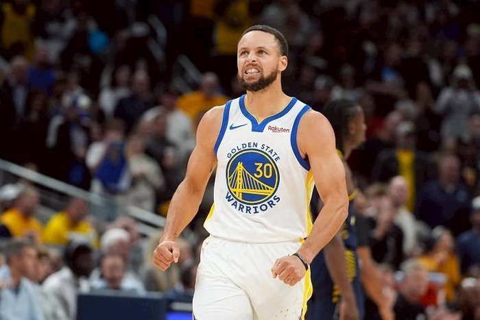 利物浦暂时摆脱困境，但斯洛特执教仍存疑，维尔茨与基耶萨表现关键，战术调整引发争议。