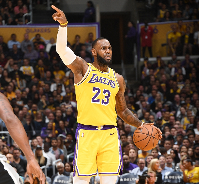 腿软！男子在1800米高空踢球：球场无护栏 致敬C罗 最后跳伞降落