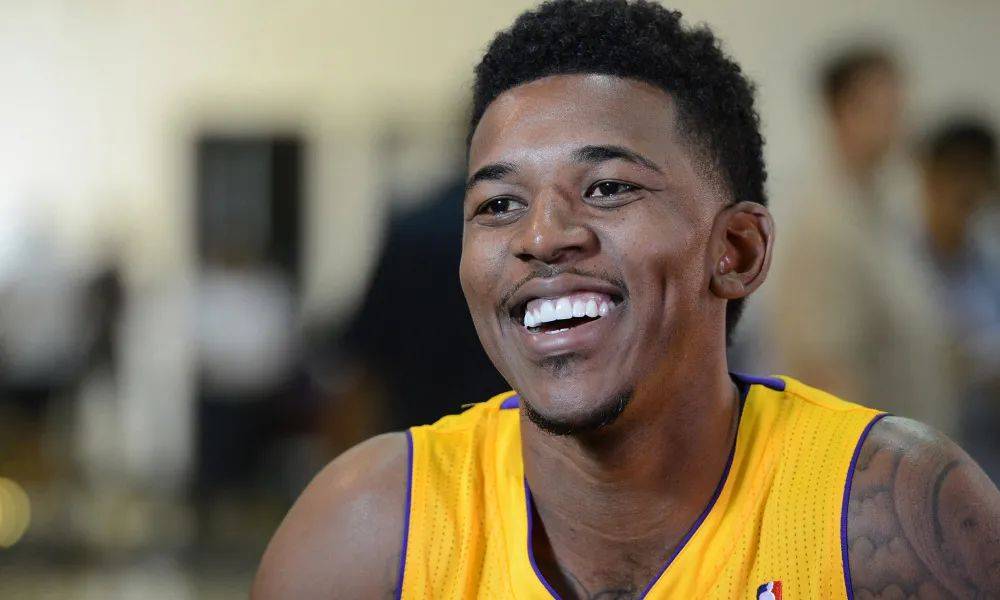 欧文快攻完成压哨上篮